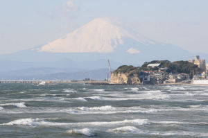 荒れた海と富士山