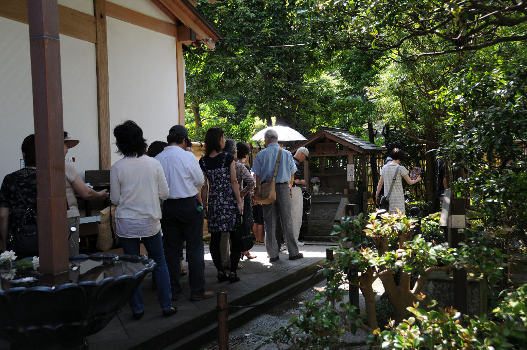 参拝者の列
