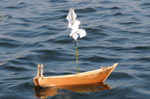 八景島沖で海上に浮かべられた小舟