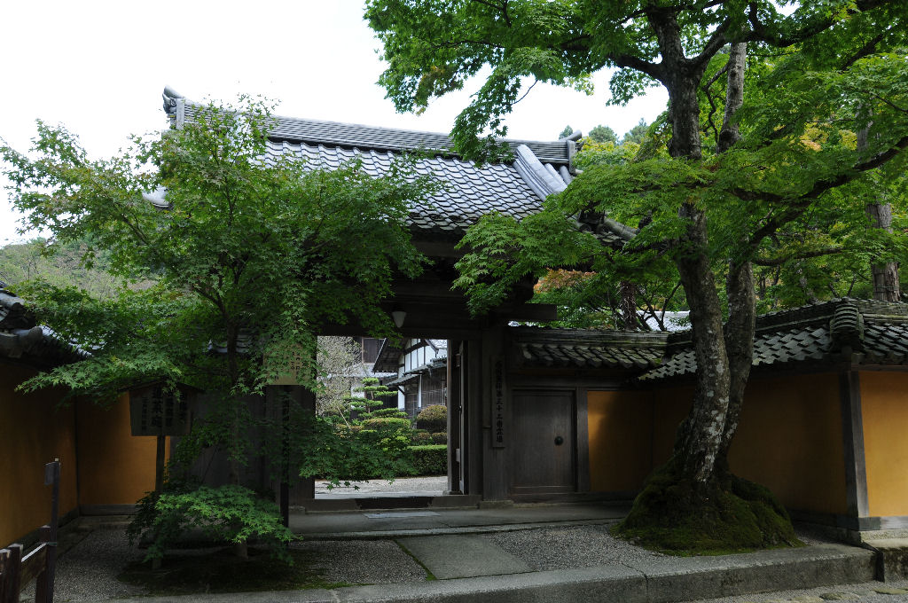 庭園の入口には立派な紅葉