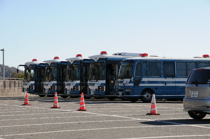 機動隊の車両が停まっていました