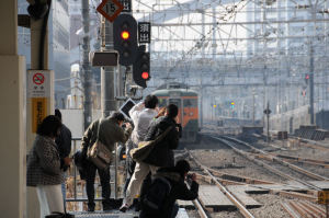 鉄道ファンと去っていく湘南電車