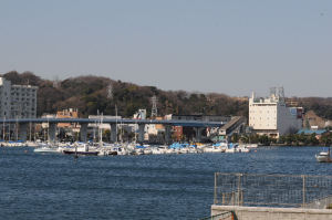 平潟湾からの『金沢八景』駅舎