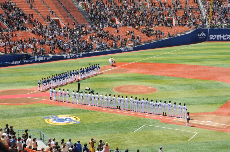 開幕戦、黙とうする両チームの選手