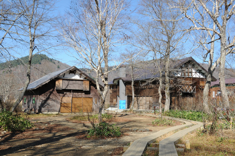 周りの建物もすべて閉まっています