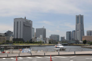 大きな建物は神奈川県警