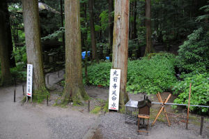 延命水と早太郎の墓と書かれた看板