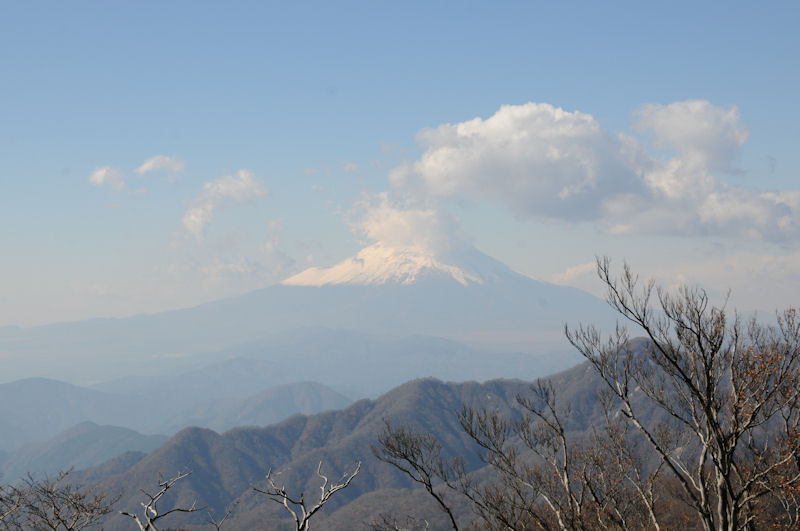 富士山には少し雲が掛かって
