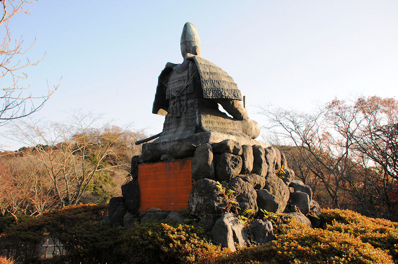 源頼朝公銅像後姿