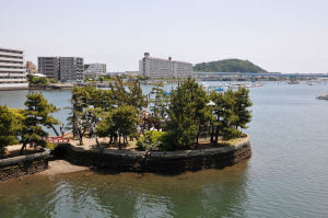 平潟湾に囲まれた「琵琶島神社」