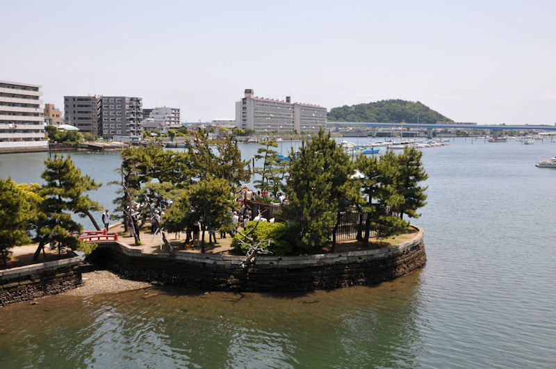 平潟湾に囲まれた「琵琶島神社」
