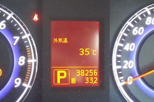 車の外気温度は35℃にも