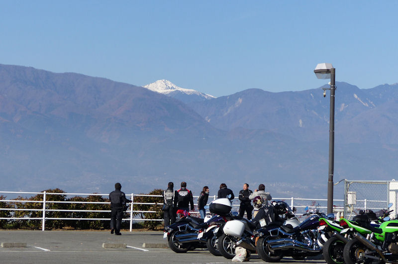 真っ白な雪山は北岳