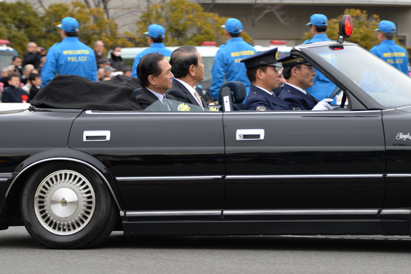 黒岩神奈川県知事の車も続きます