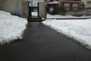 通用門から校内の通リ道の雪かき