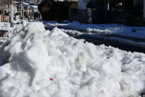 雪が山のように残っています