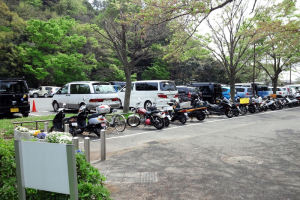 駐車場は満車