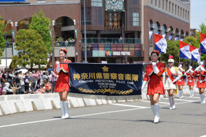 先頭は神奈川県警察音楽隊