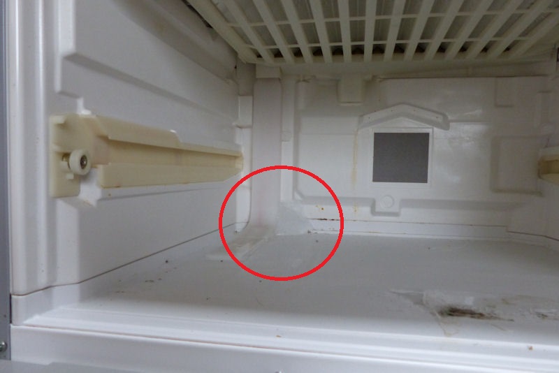 カバーの下に氷の塊がみえました