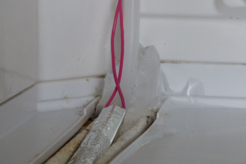 パイプの下にも氷の塊が