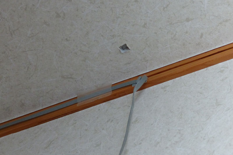 壁を這わせ2階天井裏へ引き込んで