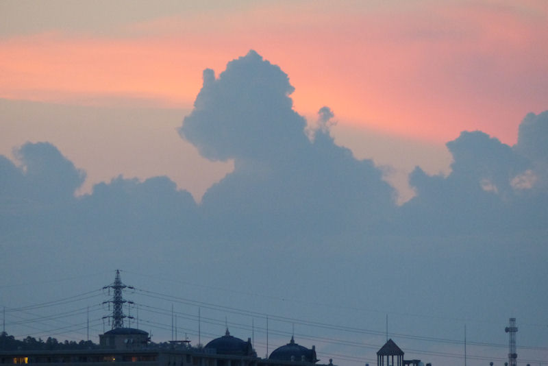 夕焼けに染まった「ゴジラ雲」