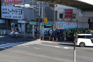 警察官の姿も複数みえています