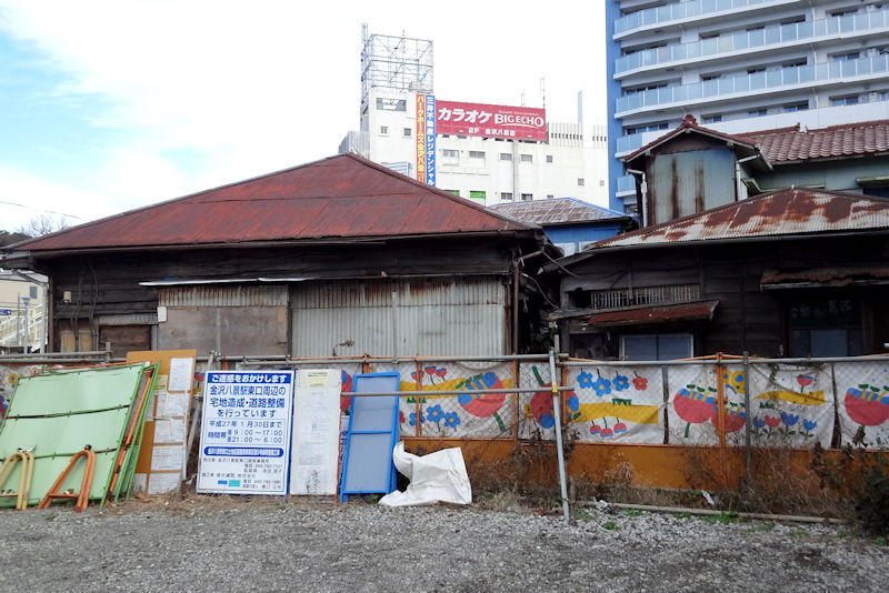 トタン屋根の家屋が並んでいます