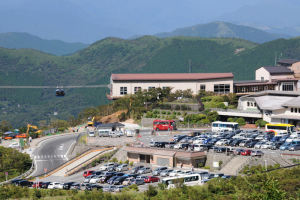 駐車場と箱根ロープウェイ大涌谷駅