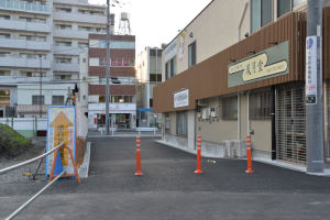 仮店舗前の歩道