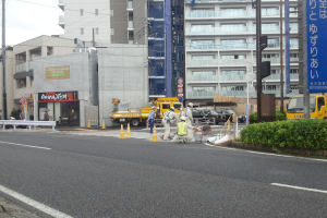 瀬戸神社前歩道の白線を補修
