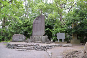 大きな石碑がいくつも