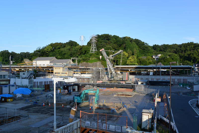 大型クレーンと橋脚の工事