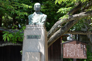 高野 二三の胸像