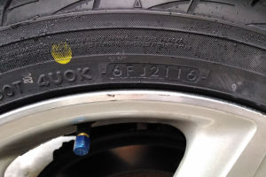 タイヤの製造年月は「2116」