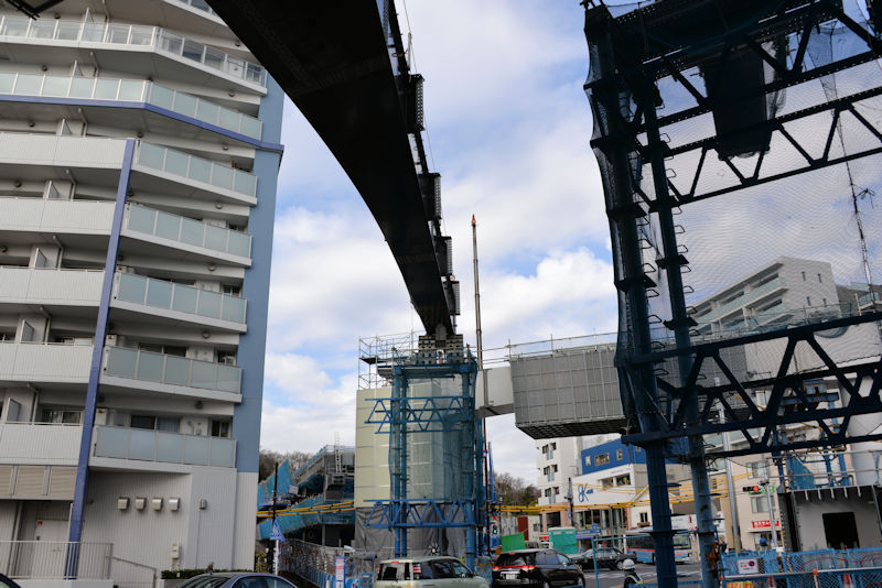 緩やかにカーブしながら八景駅に