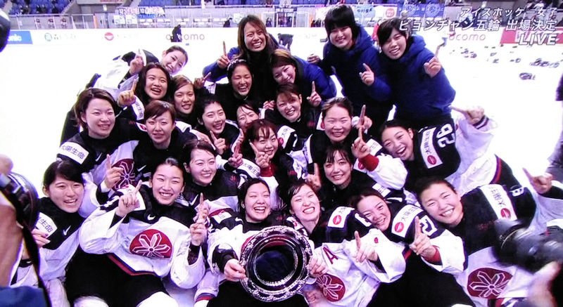 歓喜の日本女子アイスホッケー代表メンバー