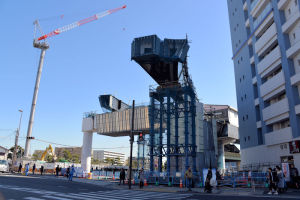 右側の橋桁が二つに分かれています