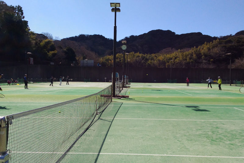 横須賀市YRPのコートでテニス