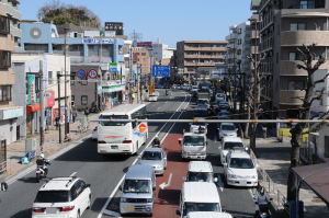 車の列は金沢八景駅まで