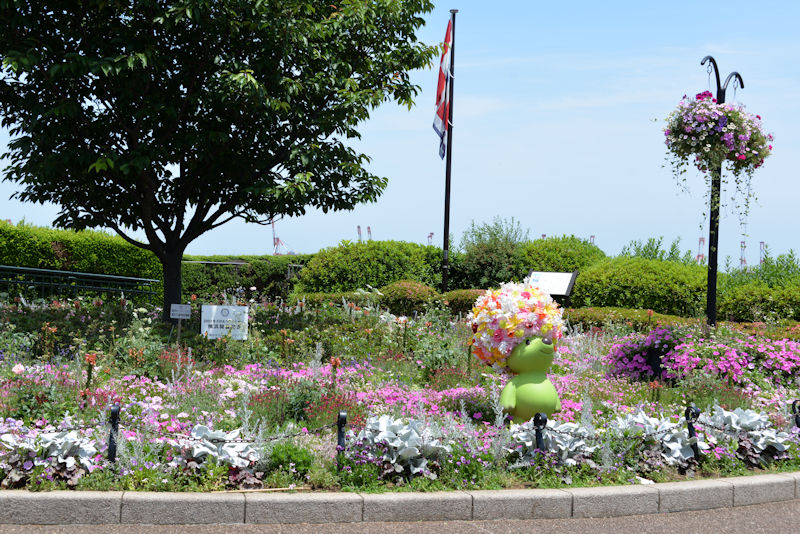 『コクリコ坂』の記念パネルがある花壇