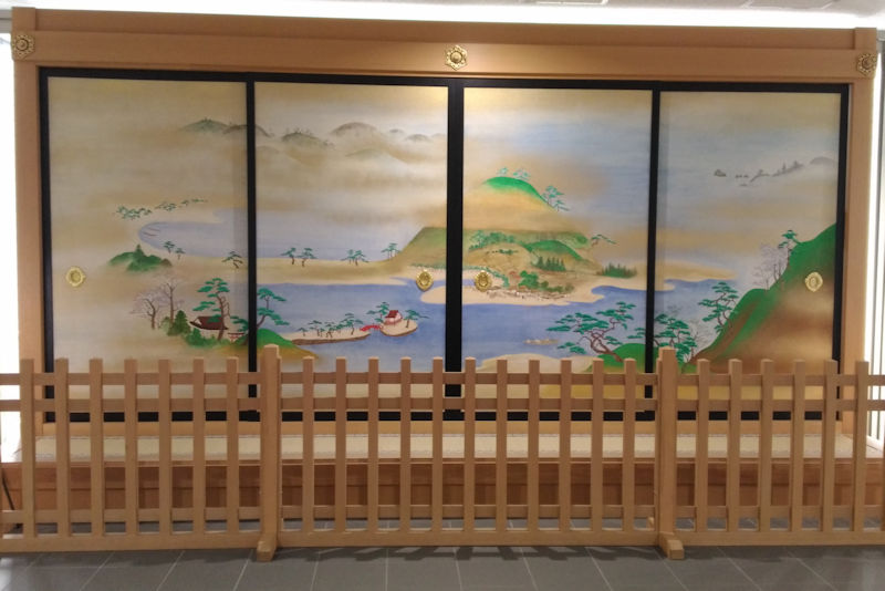 総合庁舎１階には襖絵が飾られています