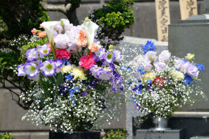 お墓の左側のお花