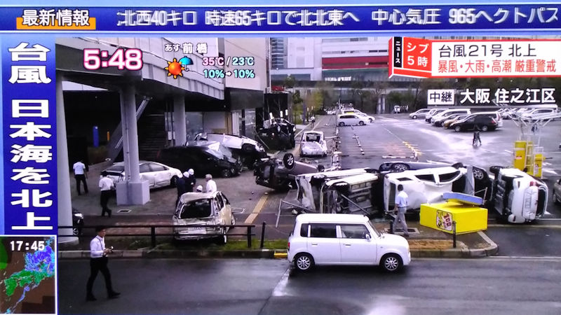 何台もの車がひっくり返った