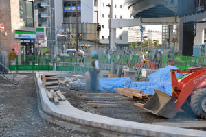 駅前になる部分には縁石が設置