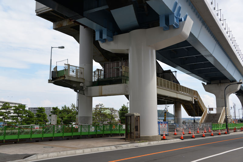 解体中のシーサイドライン旧金沢八景駅