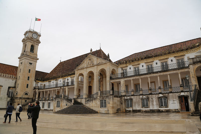 コインブラ旧大学中庭と王宮