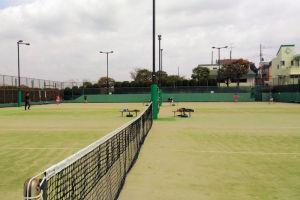 金沢区富岡の富岡西公園でテニス