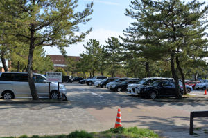 公園南側の駐車場は