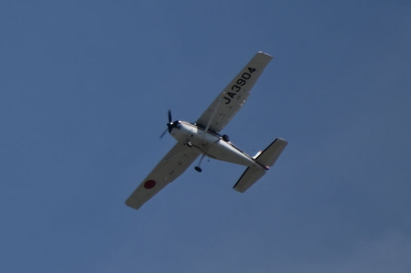 上空をセスナ機が飛行